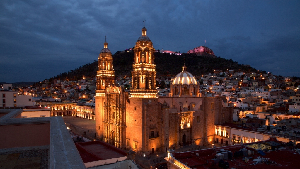 Catedral Basílica de Zacatecas y Cerro de la Bufa iluminados de noche - Sede Oficial de La Reta