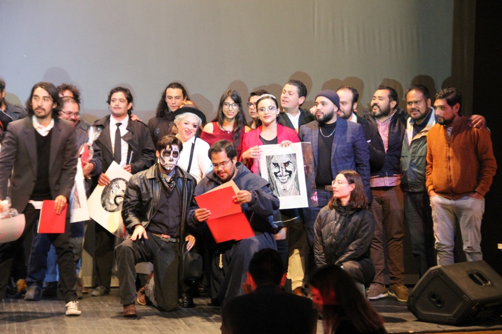 Ganadores y realizadores galardonados exhibiendo sus diplomas y estatuillas oficiales.