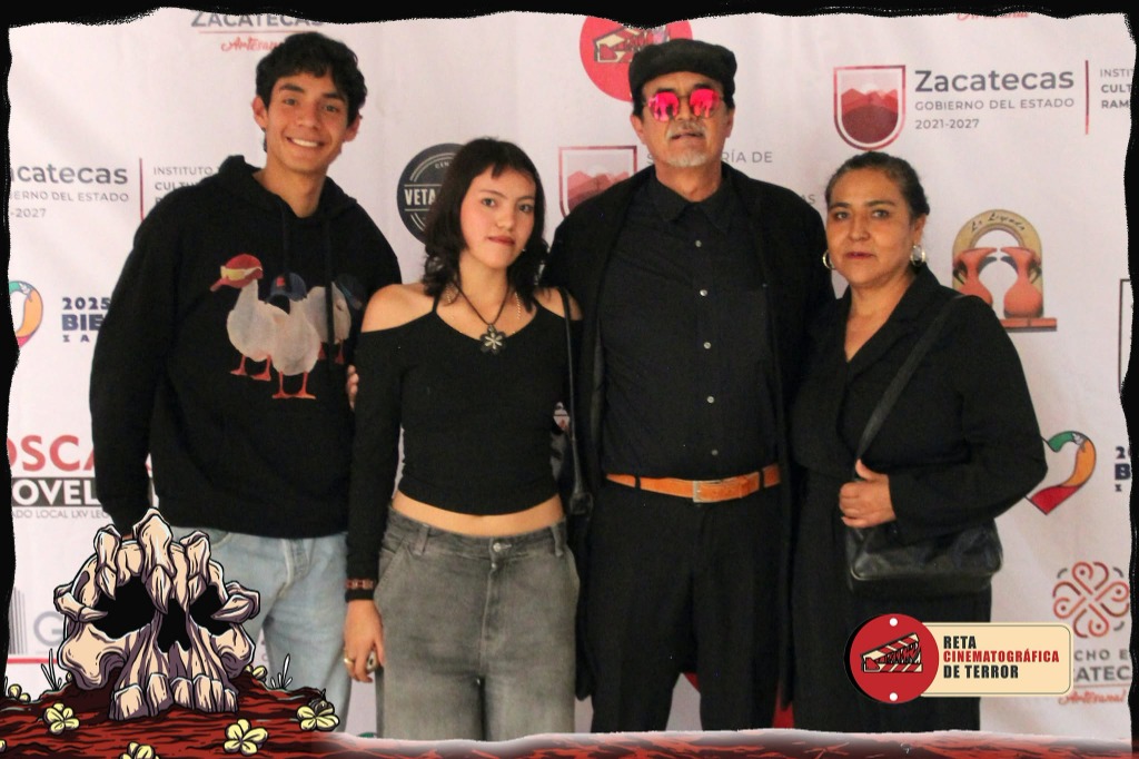 Asistentes y familias invitadas posando en la alfombra roja oficial de La Reta 2025.