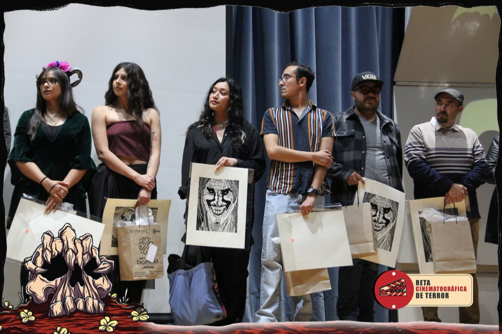 Ceremonia de premiación en el escenario del Teatro Fernando Calderón: ganadores exhibiendo los grabados en linóleo oficiales y reconocimientos de la 3ra Edición 2025.