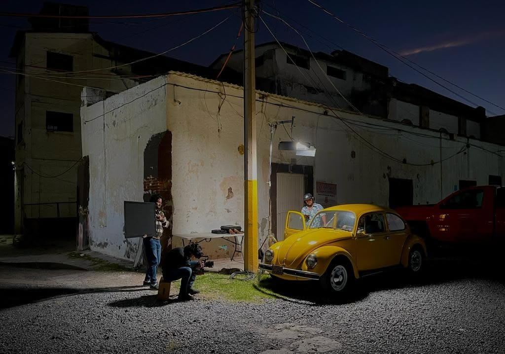 Set Exterior con Vocho Amarillo